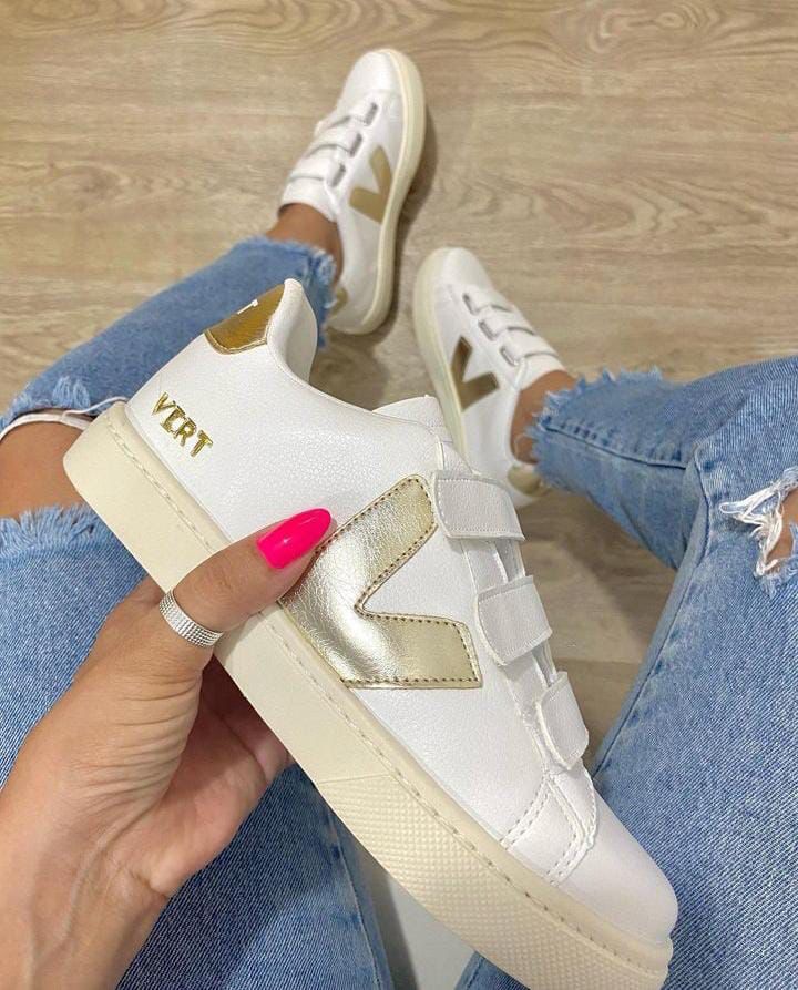 tenis-vert-velcro-dourado.jpeg